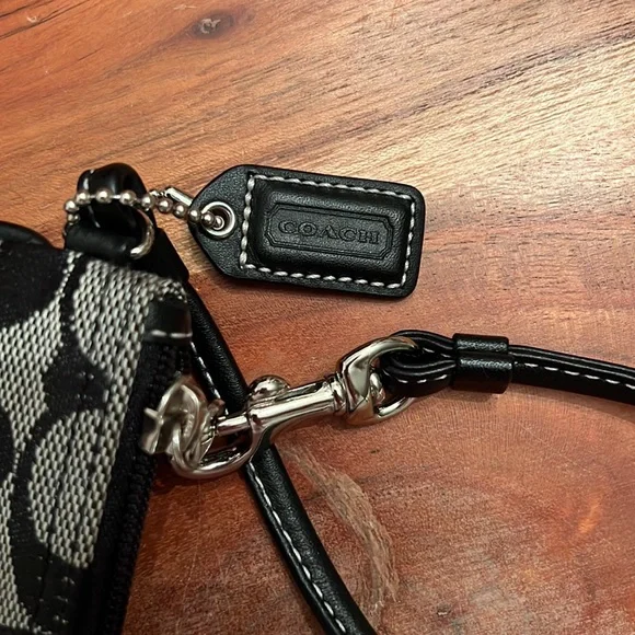 NEW COACH WRISTLET FROM THE SIGNATURE COLLECTION - Picture 4 of 9
